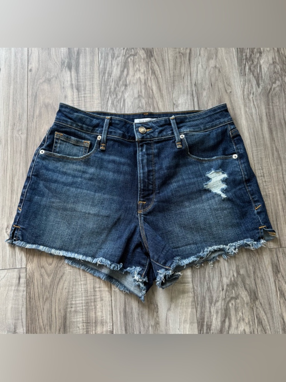 Good American ‘90s High Rise Distressed Cutoff Denim Short Size 8 / 29